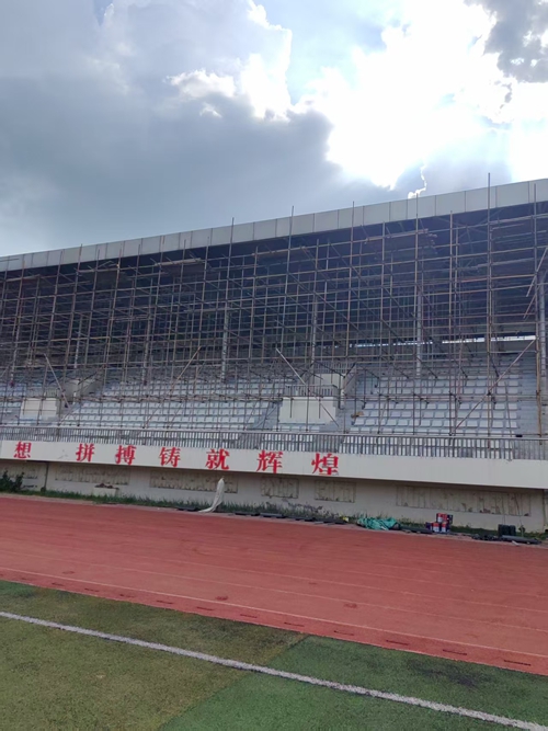 運動場国产日皮视频